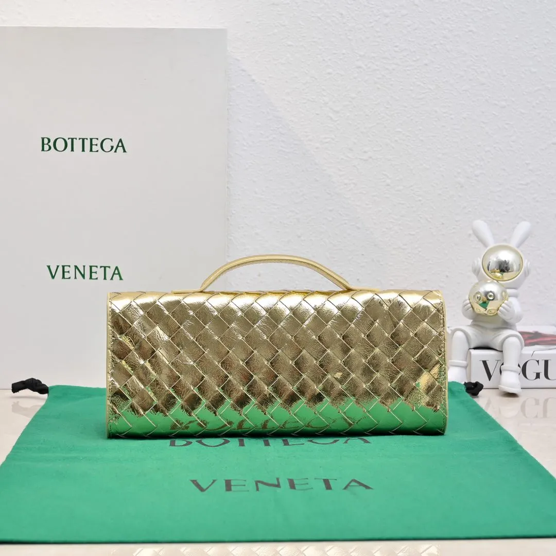 The batch of 1360 BV Andiamo evening handbags has been heavily planted again~ The designer aesthetics in the era of economic downturn are back. I fall in love with it at first sight and can't put it down. It's so beautiful and full of aura. The shape and texture are very competitive. It's light in weight and has sufficient capacity. It's a must-have for fashionistas. It's suitable for many occasions, minimalist, high-end and light luxury. Model No.: 741511 Size: 31*13*3cm